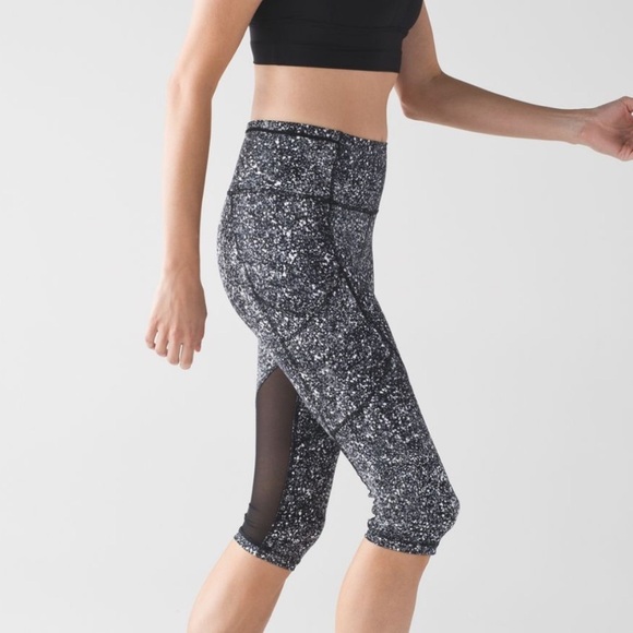 Lululemon Mesh Outrun 17” Crop Leggings Sz 10 - Picture 1 of 9